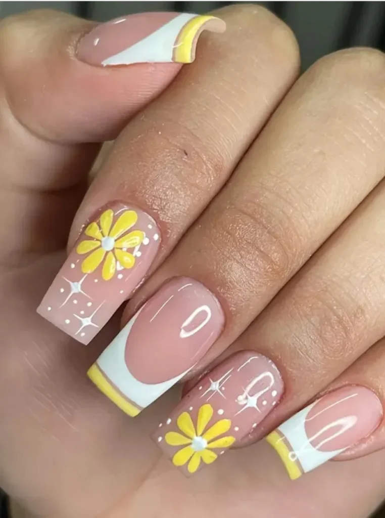 Gelb French Nägel mit handgemalten Blumen, weißen French-Spitzen und gelben Akzenten auf langen eckigen Nägeln.