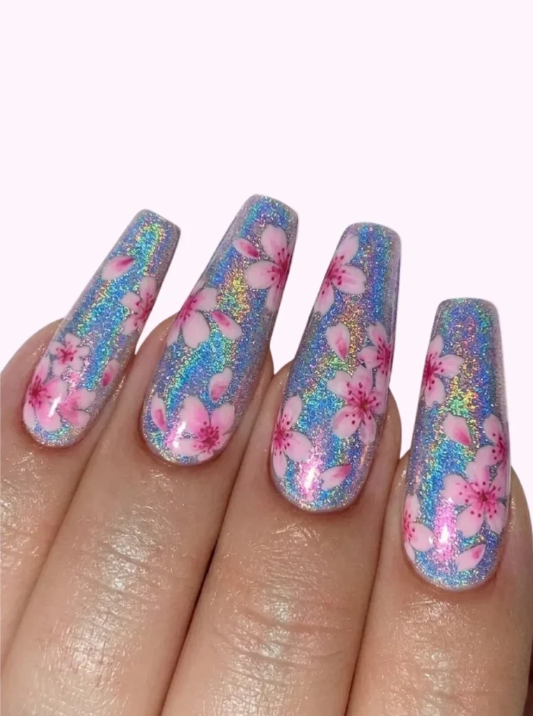 Glitzer Rosa Blumen Nägel mit holografischem Schimmer und rosa Kirschblüten auf langen Coffin Nails, funkelndes Nageldesign 2026