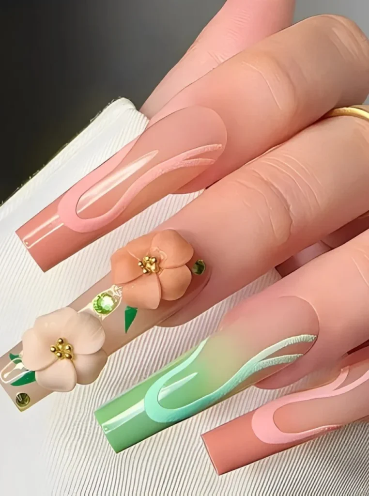 Lange Pfirsich Nägel mit 3D-Blumen, Pastellakzenten und modernem Nail-Art-Design auf eckigen Nägeln.