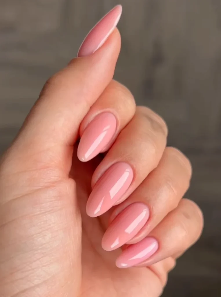 Milky Apricot Nägel mit glänzendem Finish in eleganter Mandelform für einen natürlichen und modernen Look.