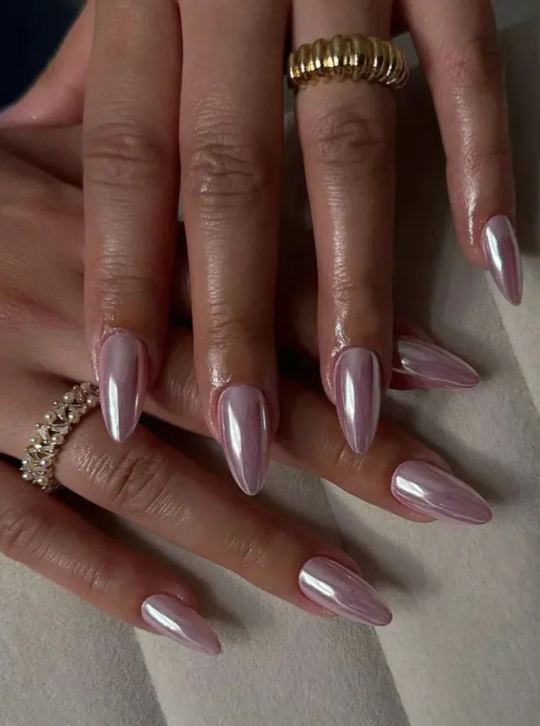 Glazed Donut Nails in zartem Rosé mit spiegelndem Perlmutt-Effekt auf mandelförmigen Nägeln – eleganter Nageltrend Frühling 2026.