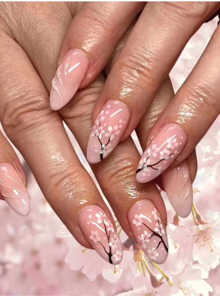 Kirschblüten-Nägel mit rosa Blütenzweigen auf zartem Rosé-Verlauf und mandelförmigen Nägeln – romantisches Frühlings-Nageldesign 2026.