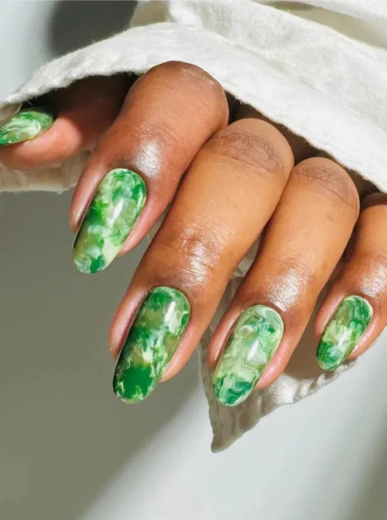 Matcha Green Nägel mit marmoriertem Design in verschiedenen Grüntönen – moderner Nageltrend für den Frühling 2026.