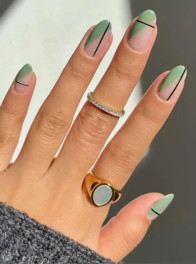 Minimalistische Line-Art Nägel in Salbeigrün mit feinen schwarzen Linien auf mandelförmigen Nägeln – modernes Frühlings-Nageldesign 2026.