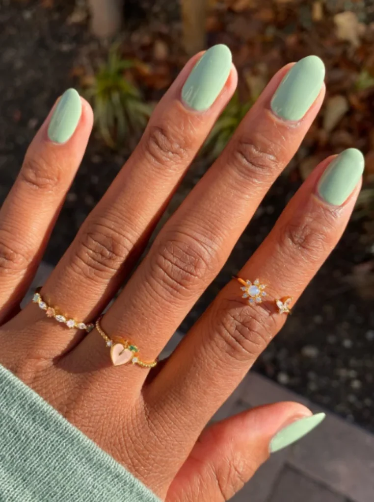 Mintgrüne Nägel mit glänzendem Finish auf ovalen Nägeln – frischer und natürlicher Nageltrend für den Frühling 2026.