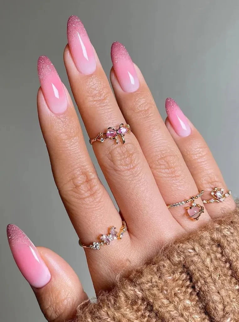 Ombre Frühlingsnägel mit sanftem Rosa-Farbverlauf und glitzernden Spitzen auf mandelförmigen Nägeln – elegantes Nageldesign für den Frühling 2026.
