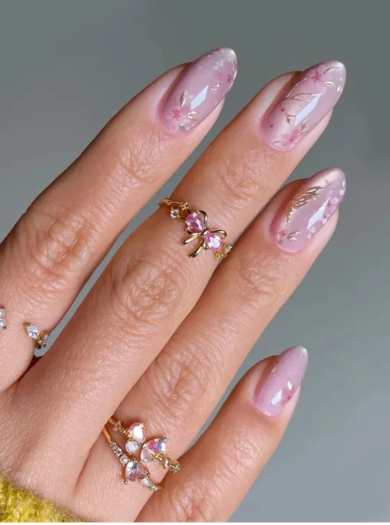 Pastell-Chrom Nägel in zartem Rosa mit schimmerndem Glanzeffekt, floralen Details und eleganter Nail Art – Frühlingsnägel 2026.