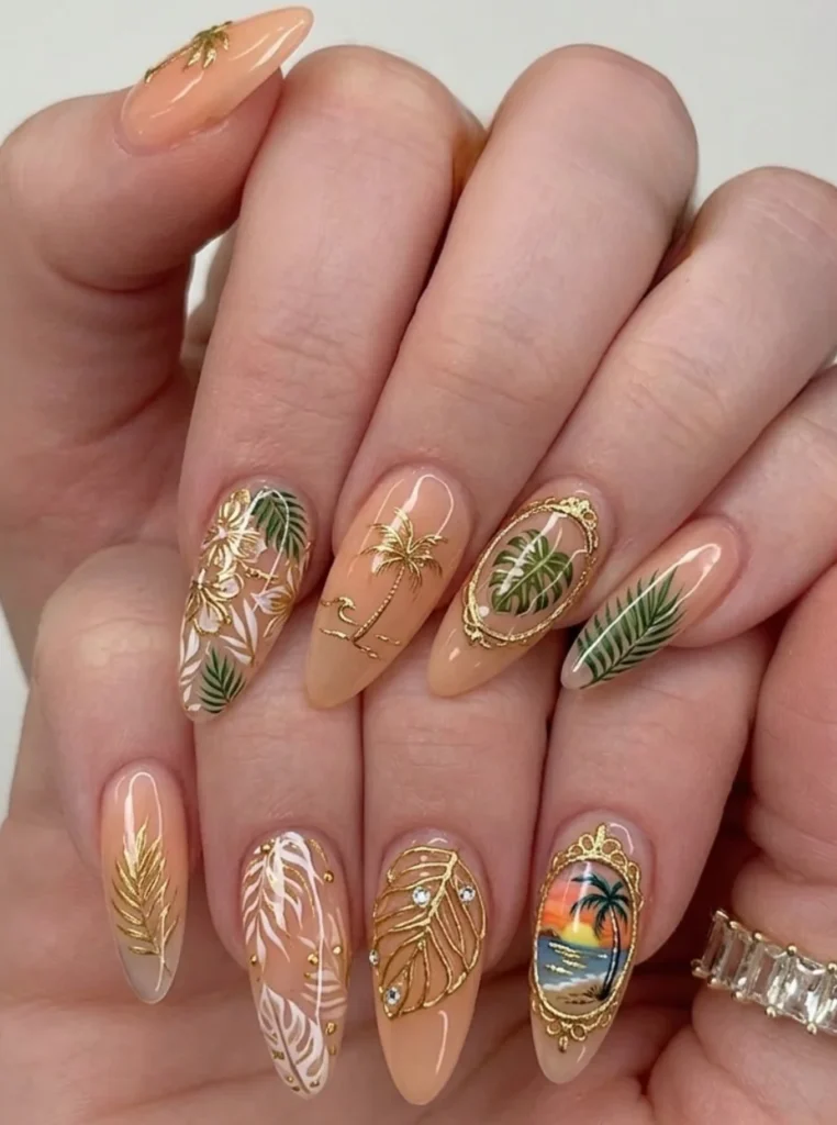 Pfirsich Nägel mit tropischen Palmenmotiven, goldenen Details und sommerlichem Nail-Art-Design auf langen mandelförmigen Nägeln.