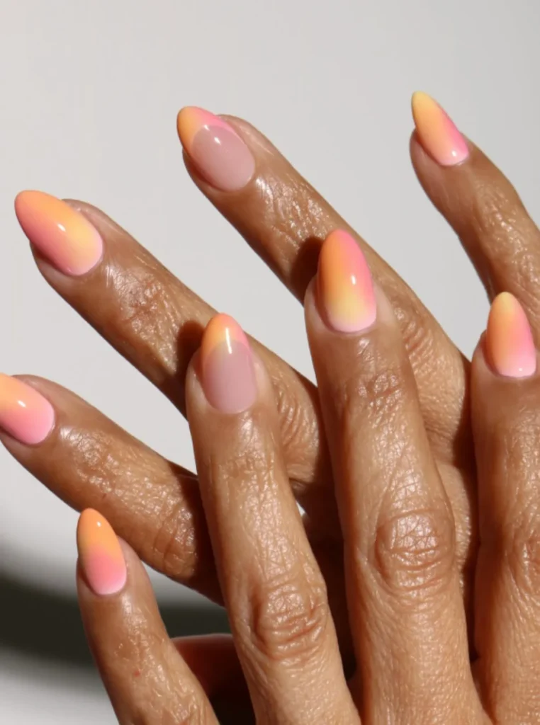 Pfirsich Ombre Nägel mit sanftem Farbverlauf in Rosa, Apricot und Pfirsich auf mandelförmigen Nägeln.