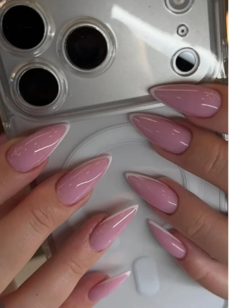 Elegante Pink French Tips auf mandelförmigen Nägeln mit glänzendem Finish in zartem Rosa – moderner Sommer-Nageltrend.