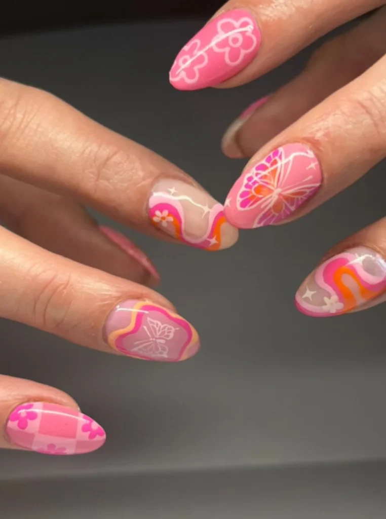 Rosa Blumen Nägel mit Schmetterlingsmotiven, pinker Nail Art und verspielten Retro-Details auf mandelförmigen Nägeln, trendiges Nageldesign 2026