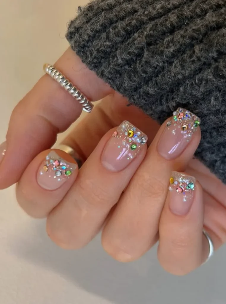 Rosa Glitzer Nägel mit funkelnden Strasssteinen, silbernem Glitter und elegantem Nude-Rosa auf kurzen Square Nails.